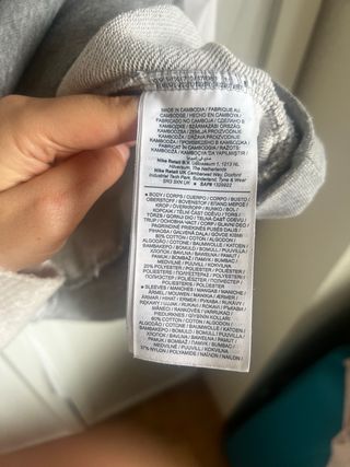 Sudadera Nike gris y blanca mangas camisa