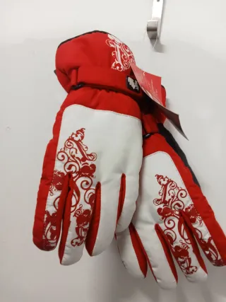 Guantes rojos y blancos con diseño