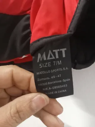Guantes rojos y blancos con diseño