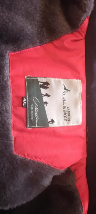 Chaqueta de montaña roja y gris