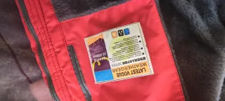 Chaqueta de montaña roja y gris