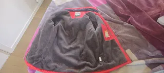 Chaqueta de montaña roja y gris