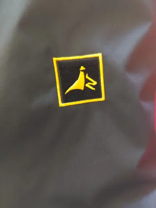 Chaqueta de montaña roja y gris