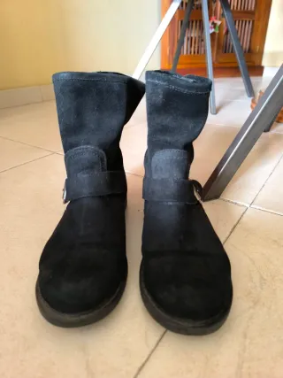 Botines negros con cremallera y hebilla