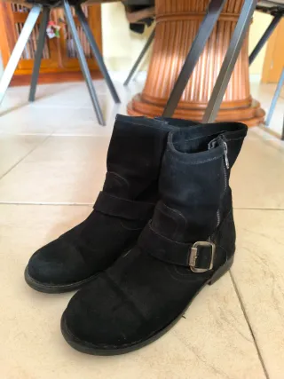 Botines negros con cremallera y hebilla