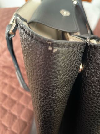 Bolso Negro Guess Asas Desgastadas y rozaduras