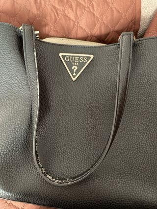 Bolso Negro Guess Asas Desgastadas y rozaduras