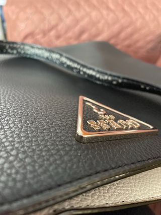 Bolso Negro Guess Asas Desgastadas y rozaduras