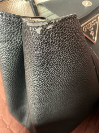Bolso Negro Guess Asas Desgastadas y rozaduras