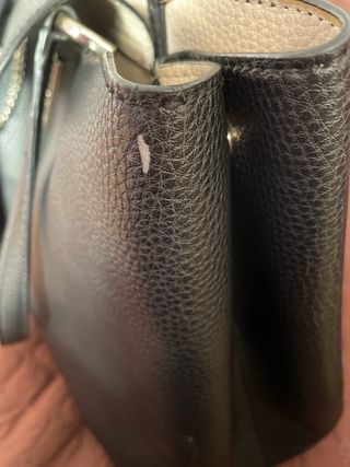 Bolso Negro Guess Asas Desgastadas y rozaduras