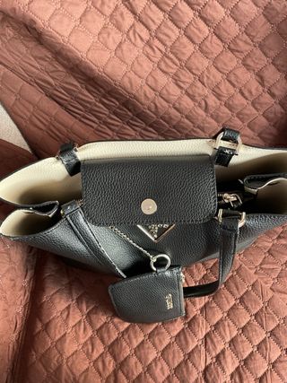 Bolso Negro Guess Asas Desgastadas y rozaduras