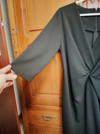 Vestido negro cruzado