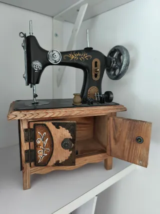Máquina de coser decorativa vintage