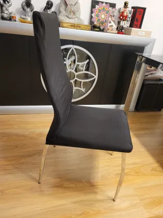 Sillas de comedor blancas con fundas  negras 6 uni