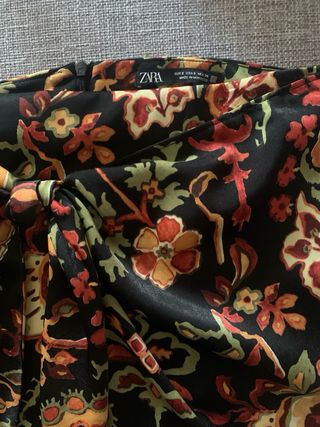 Falda mini Zara satinada estampada