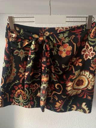 Falda mini Zara satinada estampada