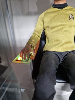 QMx Star Trek Capitán Kirk Figura Articulada