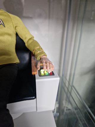 QMx Star Trek Capitán Kirk Figura Articulada