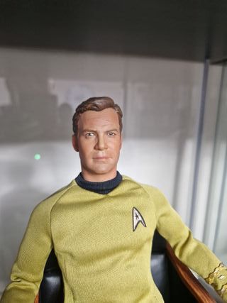 QMx Star Trek Capitán Kirk Figura Articulada