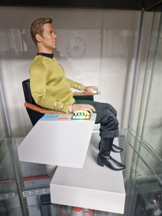 QMx Star Trek Capitán Kirk Figura Articulada