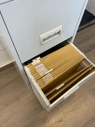 Archiviatore metallico grigio a 4 cassetti