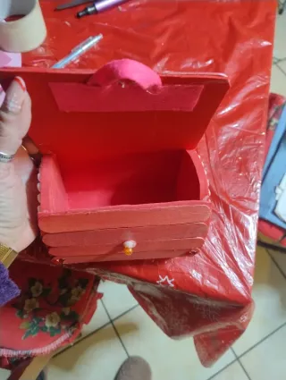 Portagioie rosso con perle e rose