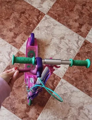 Patinete infantil morado y verde