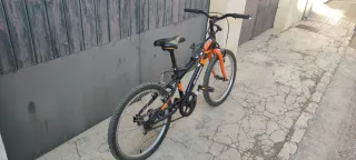 Bicicleta infantil negra y naranja