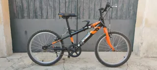 Bicicleta infantil negra y naranja
