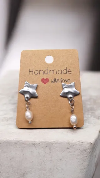 Orecchini stella battuta con perla fiume