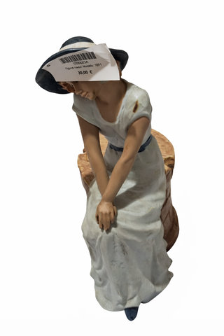Figura donna seduta vintage in porcellana