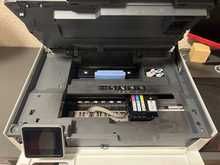 Impresora HP OfficeJet Pro 8022 con sus cables