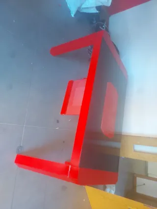 Mesa roja con expansión y vidrio