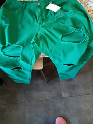 Pantalón verde mujer roto