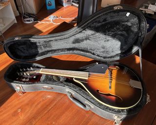 Mandolina nueva con funda y afinador