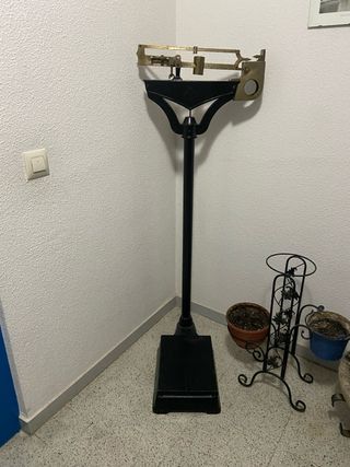 Báscula antigua de pie