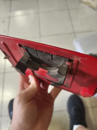 Puerta Tanque BMW E36 Roja con el soporrte de tapa