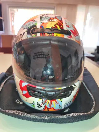 Casco infantil con diseño cómic