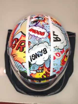 Casco infantil con diseño cómic