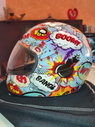 Casco infantil con diseño cómic