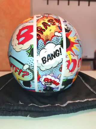 Casco infantil con diseño cómic