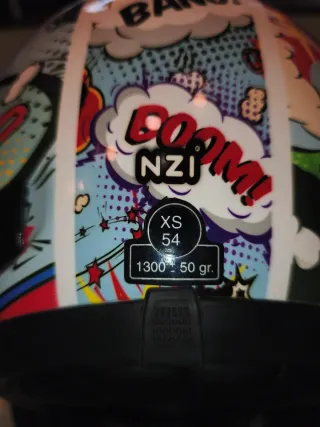 Casco infantil con diseño cómic