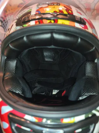 Casco infantil con diseño cómic