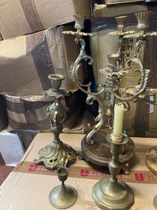 Candelabros antiguos de metal y mármol