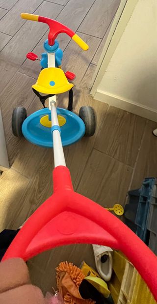 Triciclo infantil con manillar