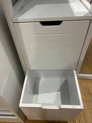 Scaffalatura bianca con cassetti