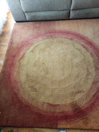 Alfombra salón tonos tejas, naranjas, amarillos