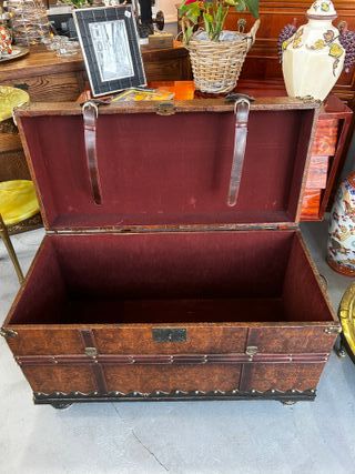 Baúl vintage tallado artesanal