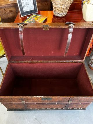 Baúl vintage tallado artesanal