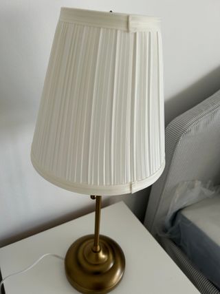 Candeeiro de mesa IKEA ÅRSTID latão/branco